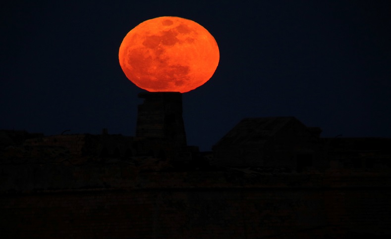 La superluna azul coincidió este año con el eclipse lunar y podía verse cuando la luz del sol atravesaba la atmósfera de la tierra durante dos horas.