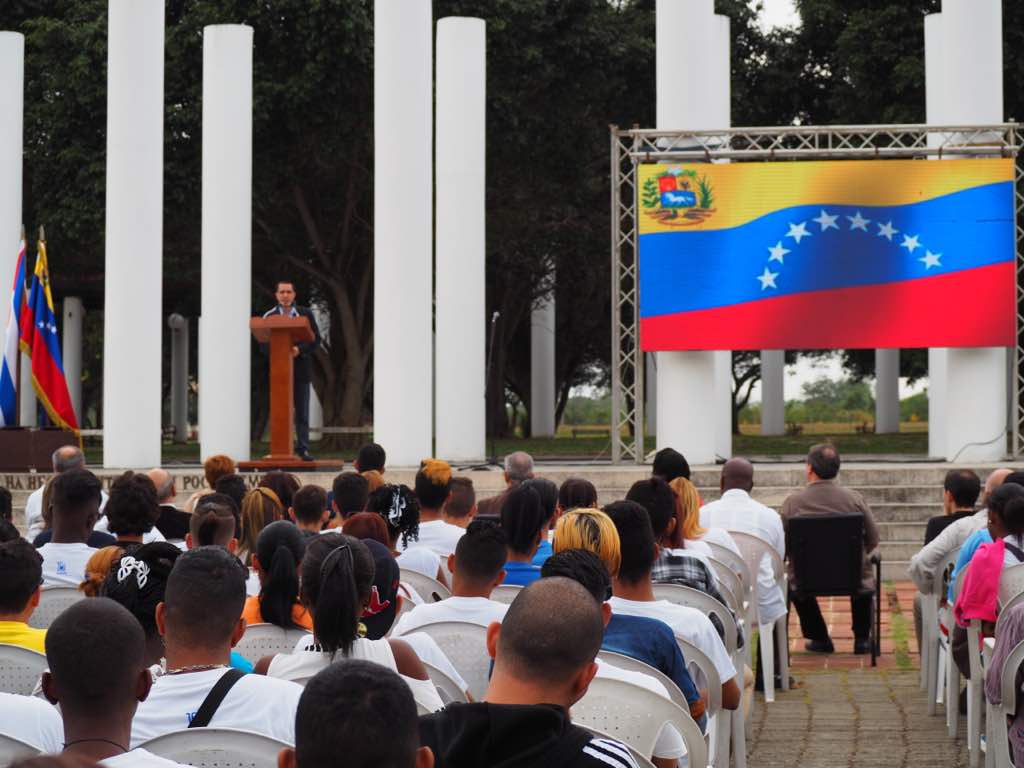 Venezuelan Foreign Minister, Jorge Arreaza, speaks to the citizens of Cuba at a gathering in Havana during his visit.