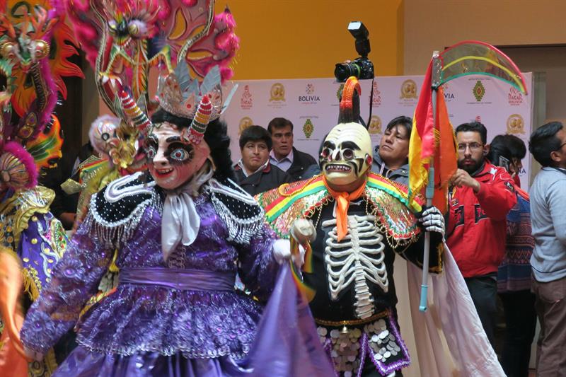 Los danzantes realizan una peregrinación en honor a la Virgen del Socavón, patrona del folclor nacional.