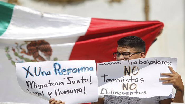 Diversas organizaciones sociales de México se dieron cita este viernes en las inmediaciones de la sede de la Cancillería desde que Tillerson arribó a esa nación.