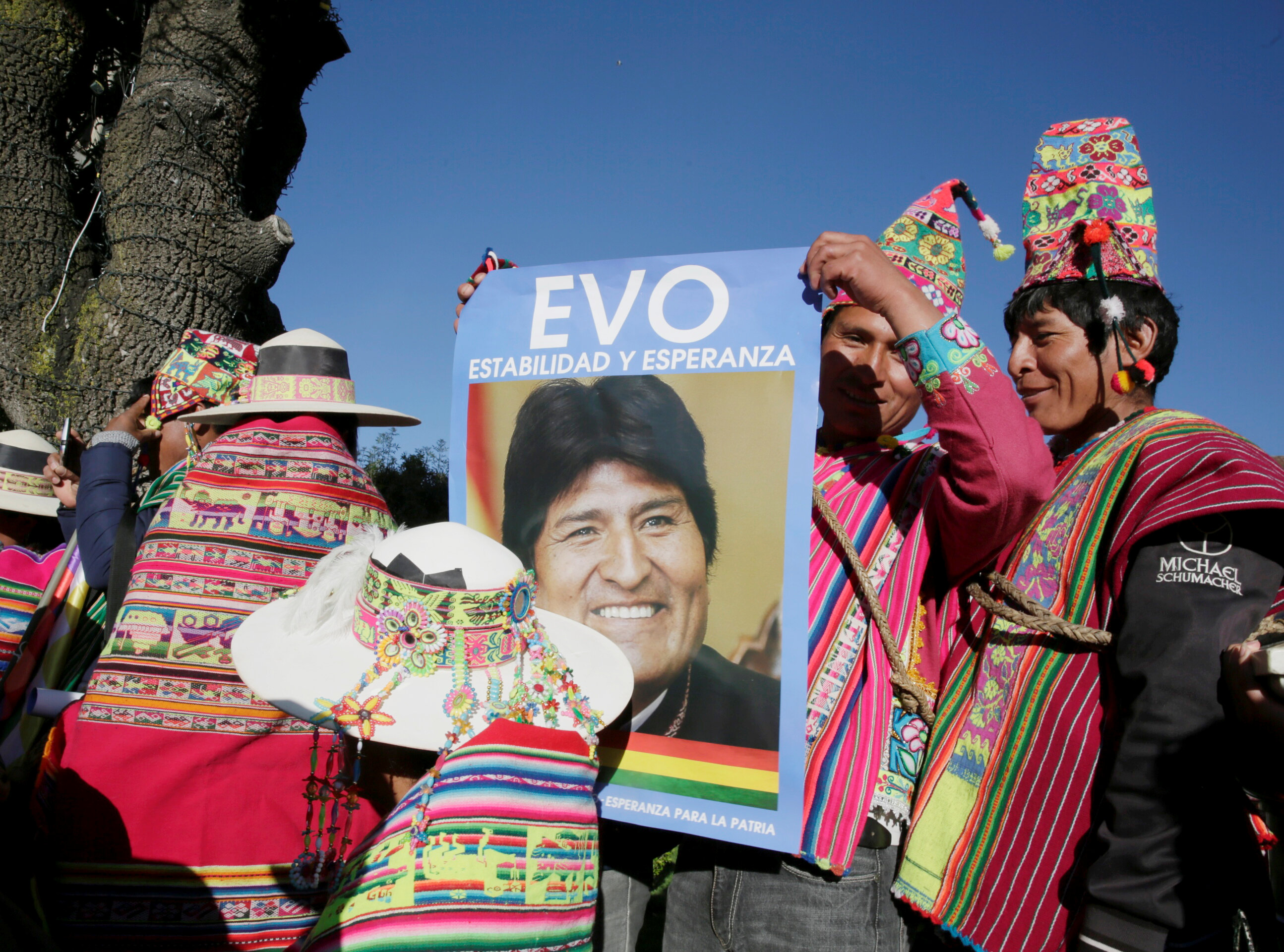 El libro refleja en 28 capítulos a base de relatos y fotografías la historia del estadista Evo Morales desde su infancia.