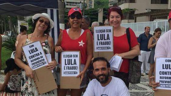 Instalan protesta a favor de Lula frente a edificio de Guarujá