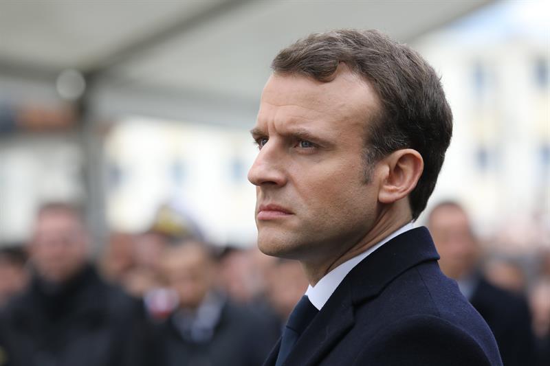 Macron rindió homenaje al prefecto Claude Érignac, muerto durante un atentado en 1998.