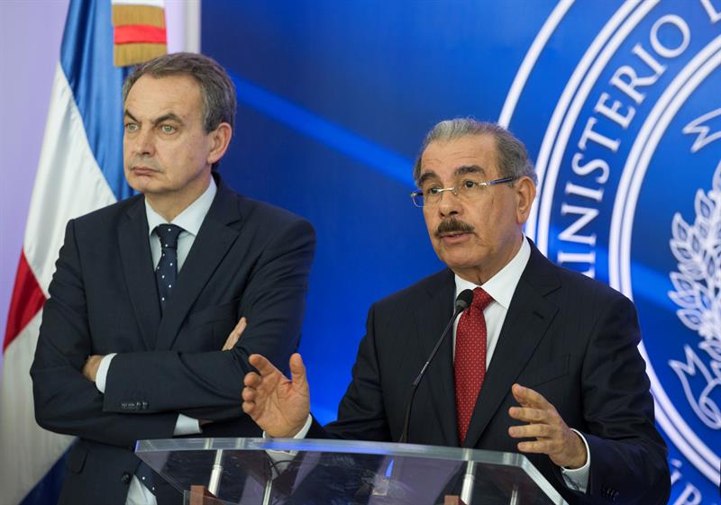 El presidente dominicano, Danilo Medina (d), habla acompañado por el expresidente español, José Luis Rodríguez Zapatero sobre el acuerdo de paz para Venezuela