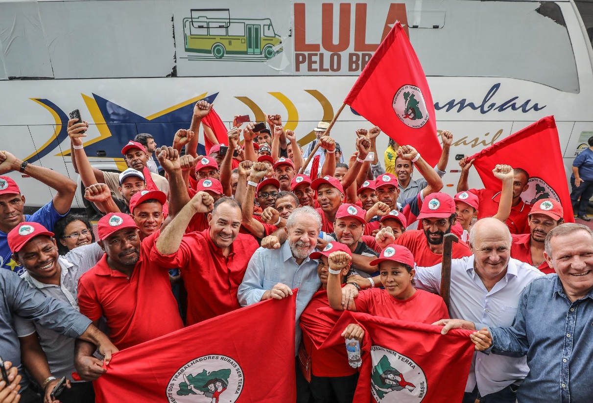 Movimientos sociales, juristas y especialistas han señalado que el sistema judicial brasileño pretende cercar judicialmente a Lula para impedir su candidatura.
