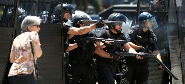 Fuerzas policiales argentinas reprimen protesta pacífica