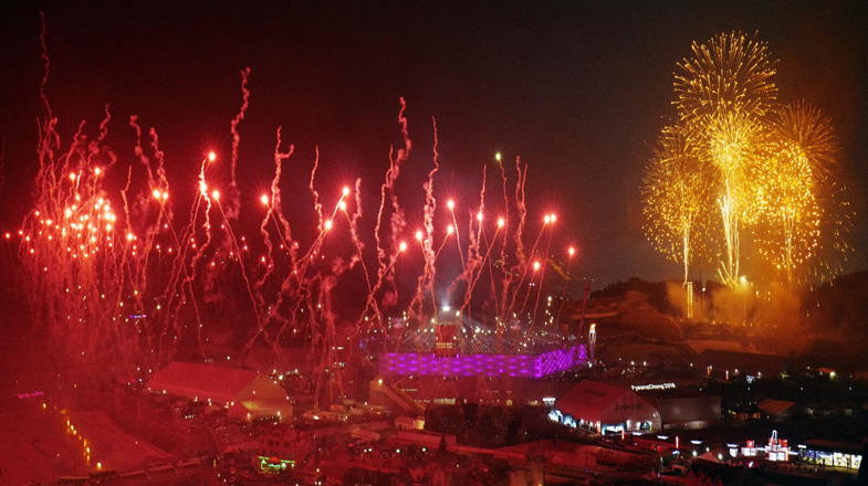 Pyeongchang se iluminó con fuegos pirotécnicos y un carnaval de colores que maravilló a los espectadores.
