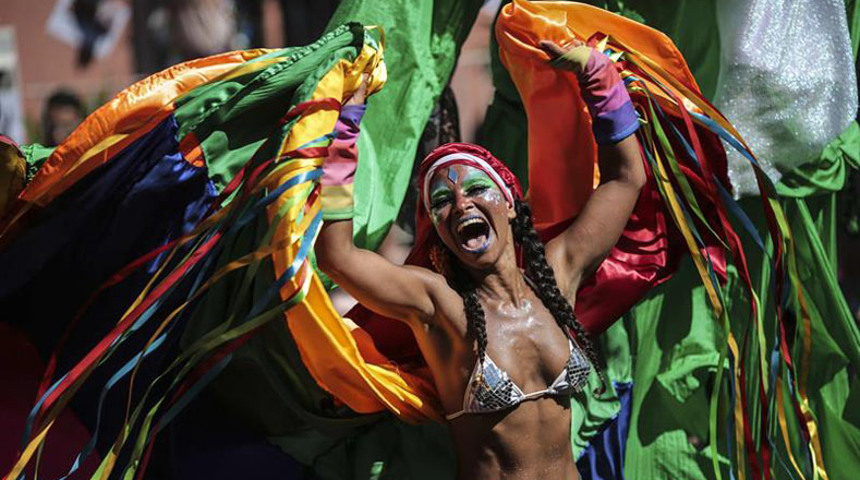A la espera del tradicional acto en el Sabódromo de Río de Janeiro, las autoridades estiman que al menos seis millones de personas acudan al lugar para presenciar uno de los desfiles más famosos del mundo.