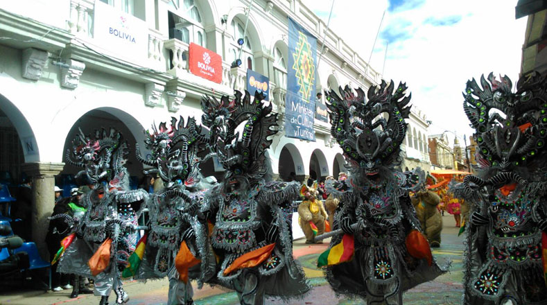 El desfile abrió con una "Auténtica Diablada de Oruro", una fraternidad de la festividad que tiene 104 años. 