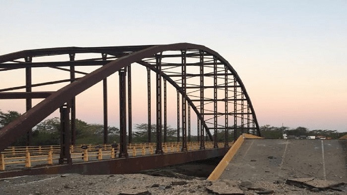 La troncal de Oriente del César y el puente Amarillo vía, La Mata en Colombia se encuentran sin acceso tras atentado con explosivos.