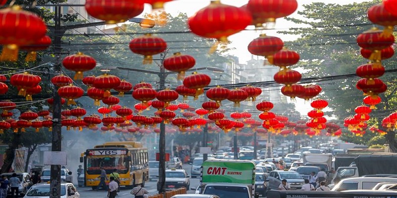 Desde el pasado 5 de febrero miles de lámparas y adornos rojos, decoraron las calles de Rangún, Birmania para dar inicio a los preparativos del Año Nuevo Chino del Perro 2018.