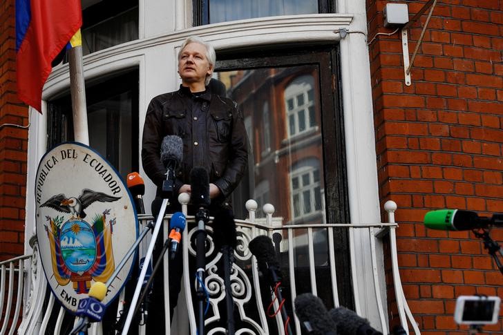 Juez se niega a retirar orden de detención contra Assange