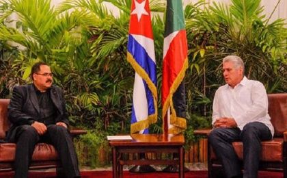 Palestinian Education Minter Sabri Saidam (L) meets with Cuba’s Vice President and Miguel Diaz-Canel (R). 
