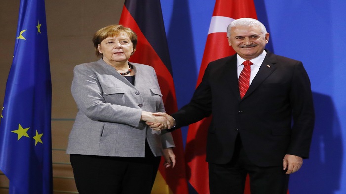 Merkel y Binali Yildirim se comprometieron a buscar una solución sobre el caso del periodista, que se ha declarado inocente de difundir propaganda terrorista.