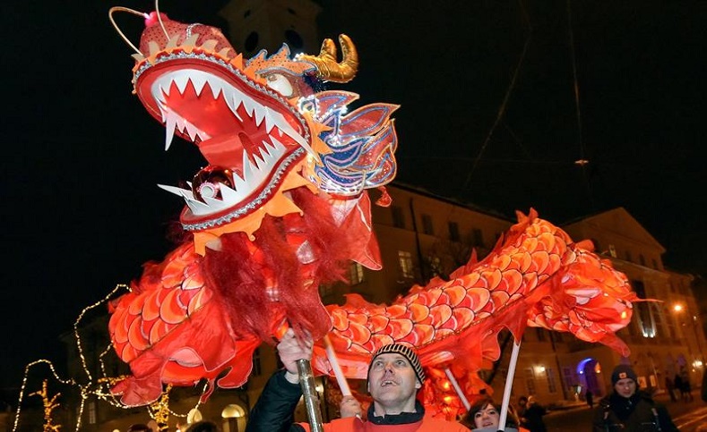 Aunque la tradición ancestral es asiática, en países como Ucrania, celebraron la festividad, con la Danza del Dragón que representa la buena fortuna durante el año. 