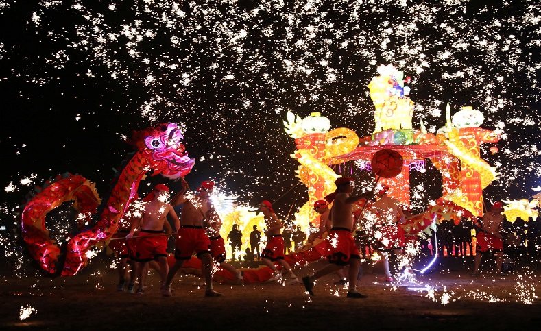 En Shangqi, China, miles de personas dsifrutaron de bailes populares y la tradicional danzas del León, bajo chispas de fuegos artificiales para celebrar el Año Nuevo Lunar chino.