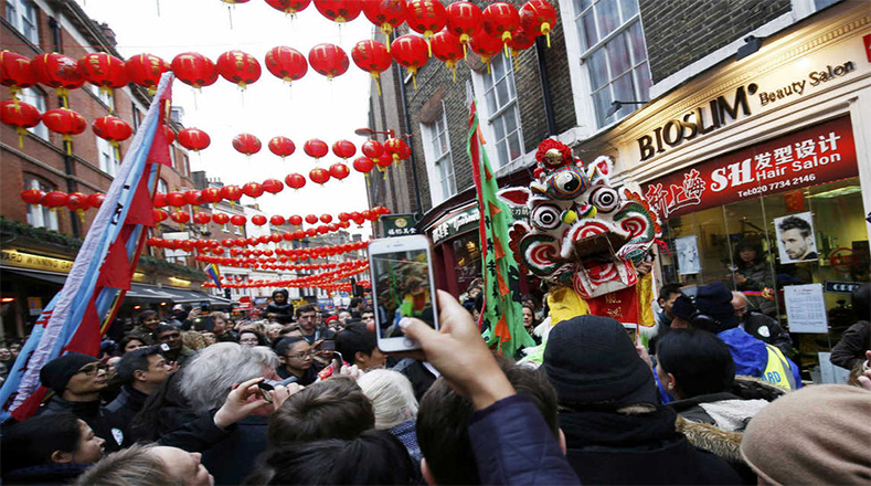 En Londres residen 300 mil chinos, y las celebraciones del Año Nuevo Lugar tuvieron lugar en Trafalgar Square y en las calles del barrio chino de Londres.