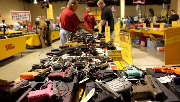 En Estados Unidos hay más armas que habitantes, según datos del Congreso.