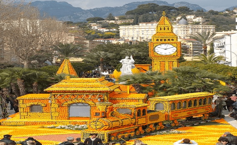 En medio del desfile de este año se pudo apreciar la replica del famoso Reloj del Big Ben de Londres, Gran Bretaña, totalmente adornado de brillantes limones verdes.