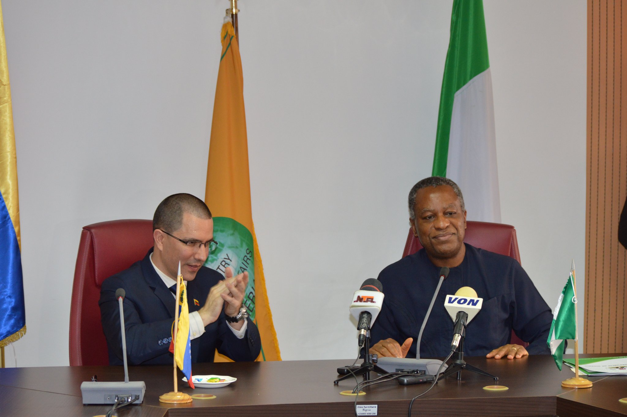 Venezuela's Foreign Minister Jorge Arreaza (left) in a meeting with Nigeria's Foreign Minister Geoffrey Onyeama (right) in Abuya, Nigeria. Feb. 19, 2018.