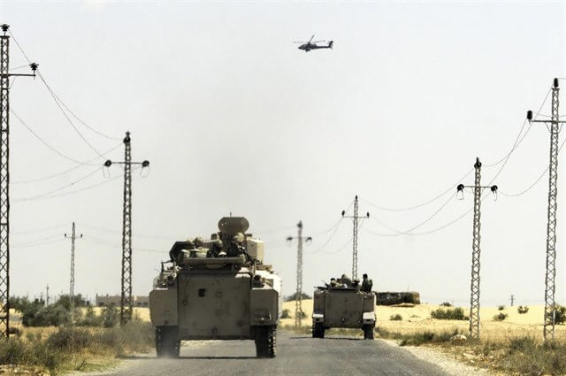 Militares egipcios participan en la operación Sinaí 2018