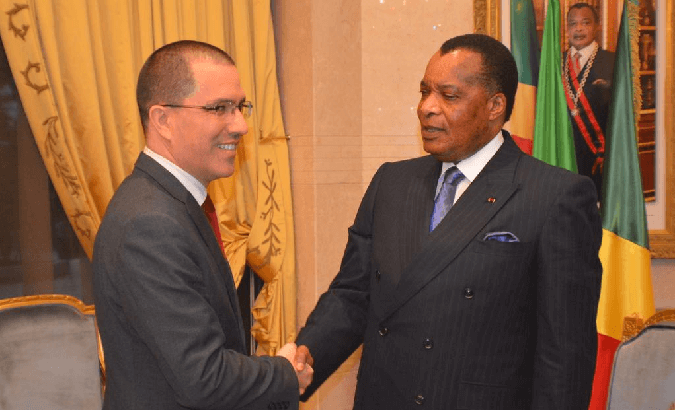Venezuelan Foreign Minister Jorge Arreaza (l) meets Congo's President Denis Sassou-Nguesso (r).