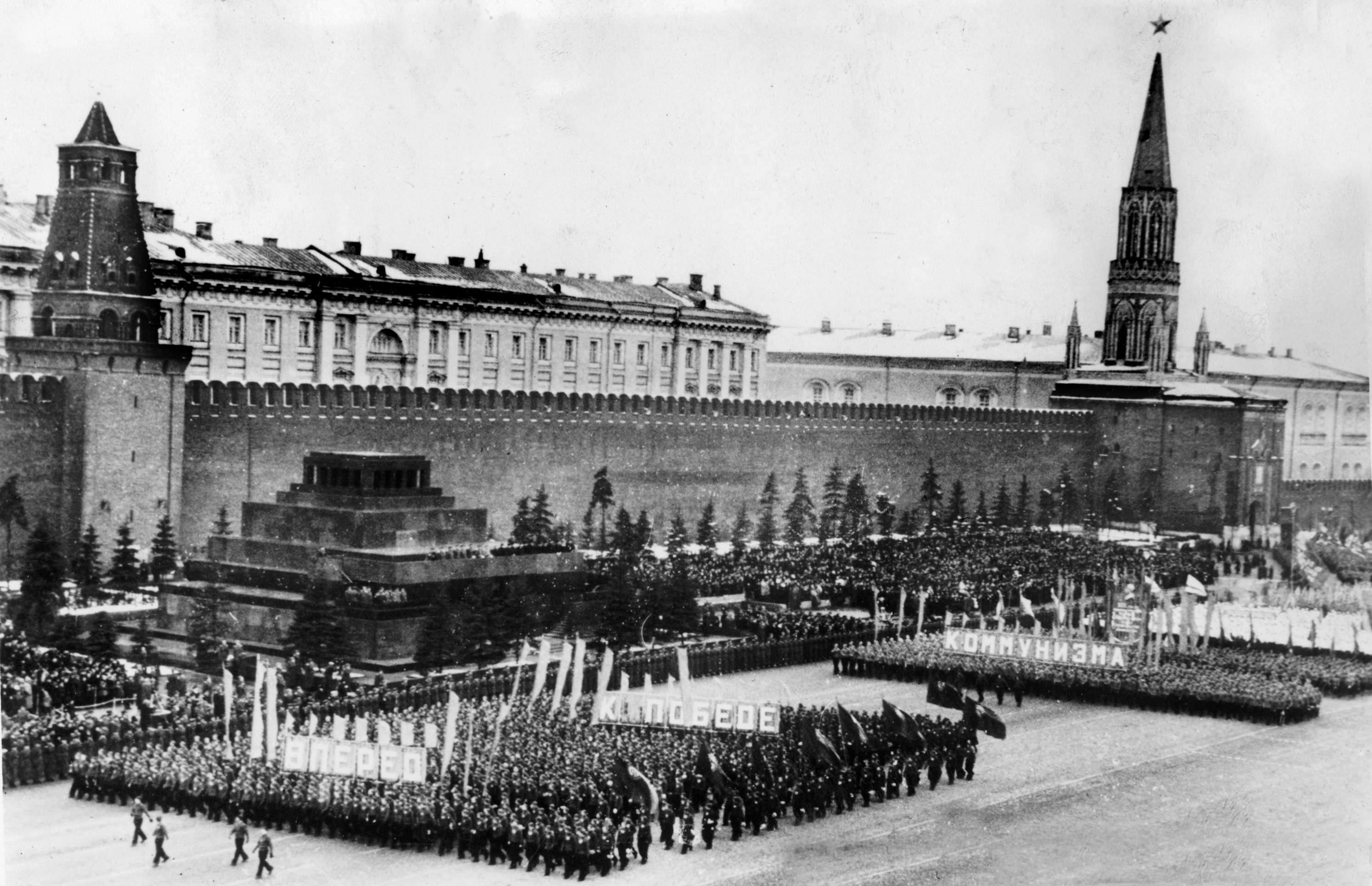 El 25 de febrero de 1946 el Ejército Rojo fue rebautizado como el Ejército Soviético.
