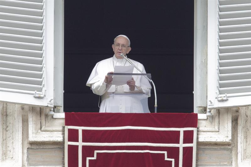 El papa hizo un llamado a que permitieran que entre ayuda humanitaria al país árabe.
