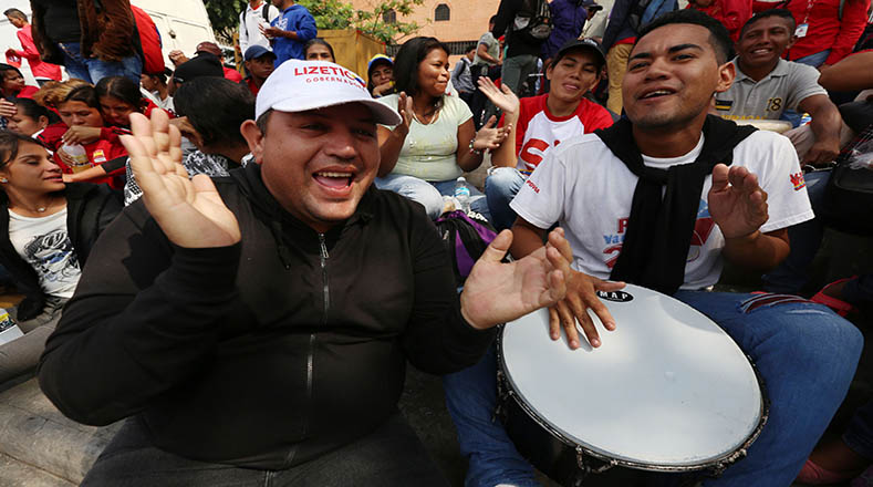 Los caraqueños salieron temprano para acompañar al presidente Nicolás Maduro a inscribirse para las elecciones presidenciales. 