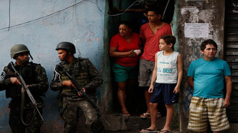 Luego de que el senado brasileño aprobara por mayoría la intervención militar en Río de Janeiro, los funcionarios se desplegaron. 