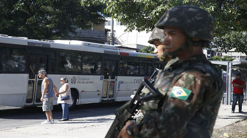 De acuerdo con el Gobierno de Temer, los militares intentarán detener el tráfico de drogas en las favelas, robo de camiones de carga o los robos cometidos contra grupos de personas en playas y plazas de la ciudad. 