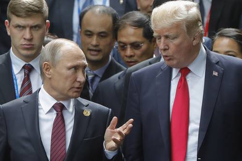 El presidente ruso, Vladimir Putin conversa con su homólogo estadunidense, Donald Trump en el foro de APEC de 2017 en Vietnam