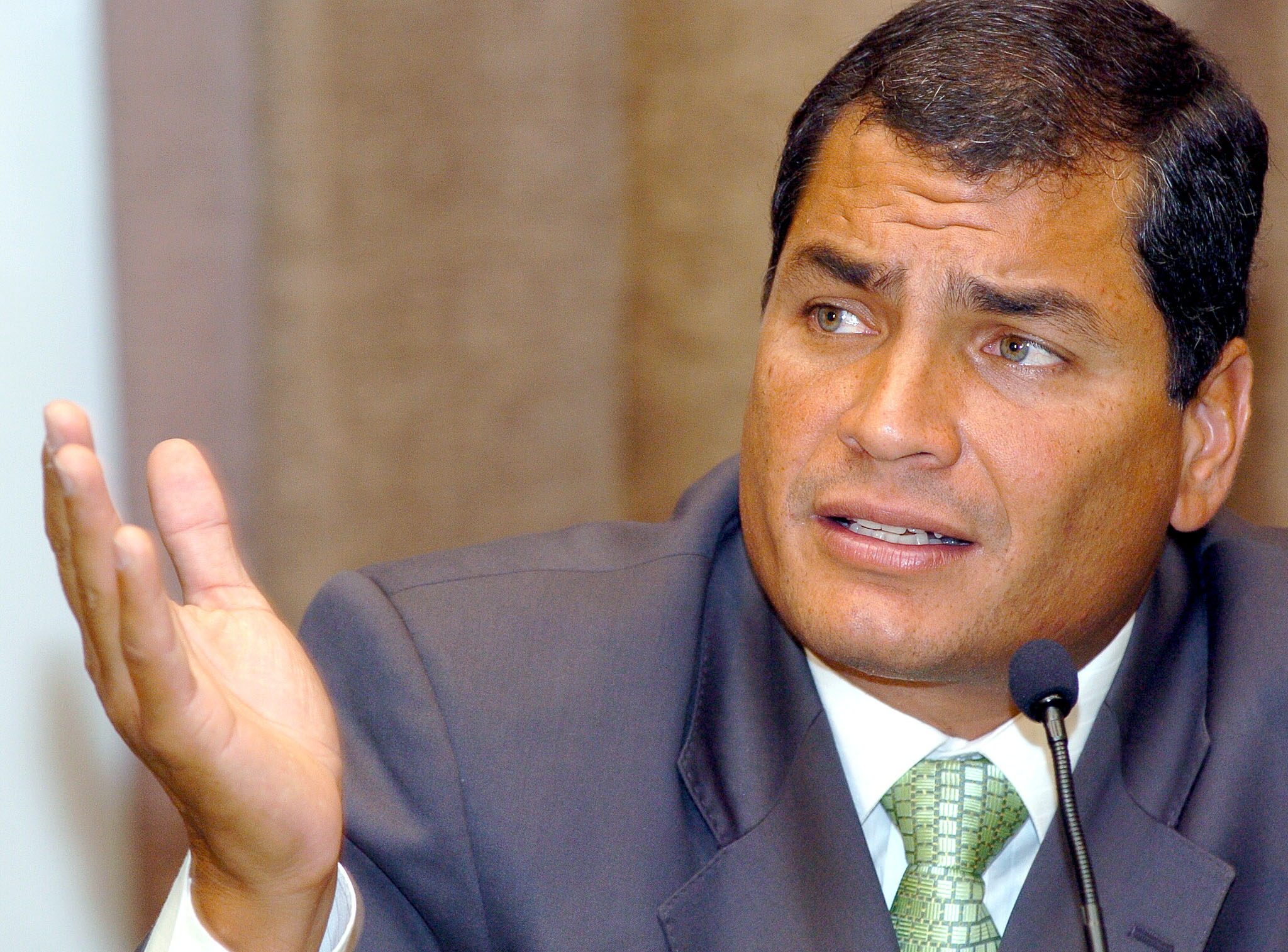 Rafael Correa denunció que las decisiones tomadas por la Asamblea Nacional ecuatoriana alejan, cada vez más, al presidente Moreno de la constitucionalidad del país.