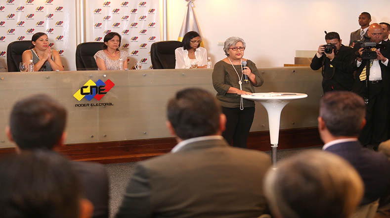 Tras el discurso de Lucena los candidatos firmaron el acuerdo de garantías electorales.
