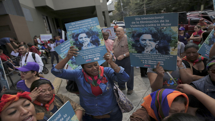 Organizaciones llevaron su protesta frente al Ministerio Público en Tegucigalpa.