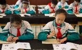 De acuerdo con el decreto de enseñanza obligatoria, los niños en edad escolar reciben educación gratuita en China. 