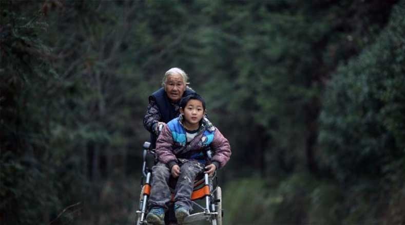 La abuela de Jiang hace ocho viajes diarios de tres kilómetros para llevarlo a la escuela y a sus terapias.