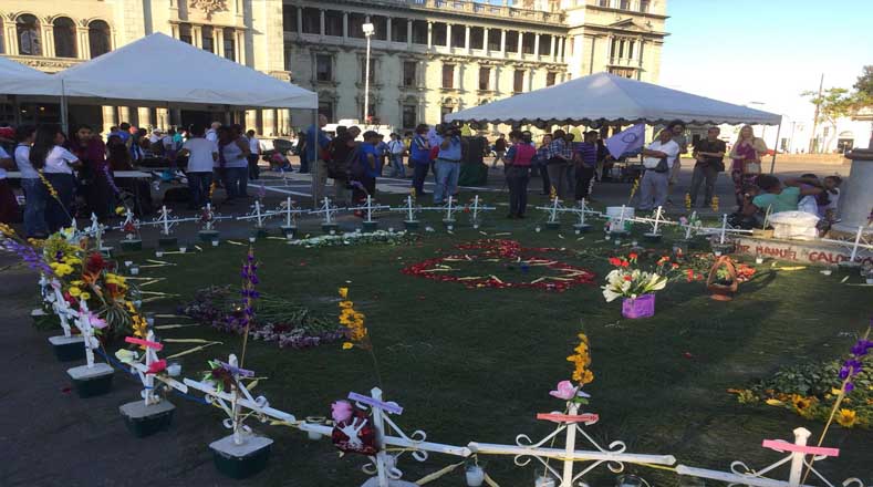 En Guatemala, mujeres, familiares y madres reunidas en medio del dolor recordaron a las 41 niñas que hace un año quedaron calcinadas tras un incendio en el Hogar Seguro Virgen de la Asunción.