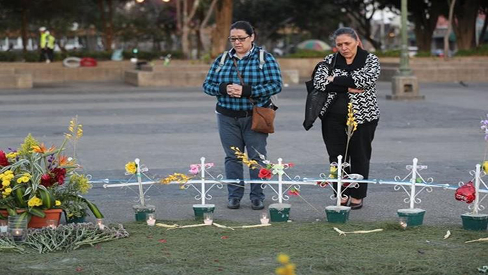 Las personas dejaron cruces blancas por el alma de las jóvenes fallecidas hace un año.