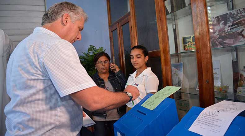 Autoridades como el primer vicepresidente de los Consejos de Estado y de Ministros de Cuba, Miguel Díaz-Canel Bermúdez, también hizo presencia en un colegio ubicado en Santa Clara, donde se le vio depositando la boleta electoral, asegurando que su voto es " defensa del proceso revolucionario".