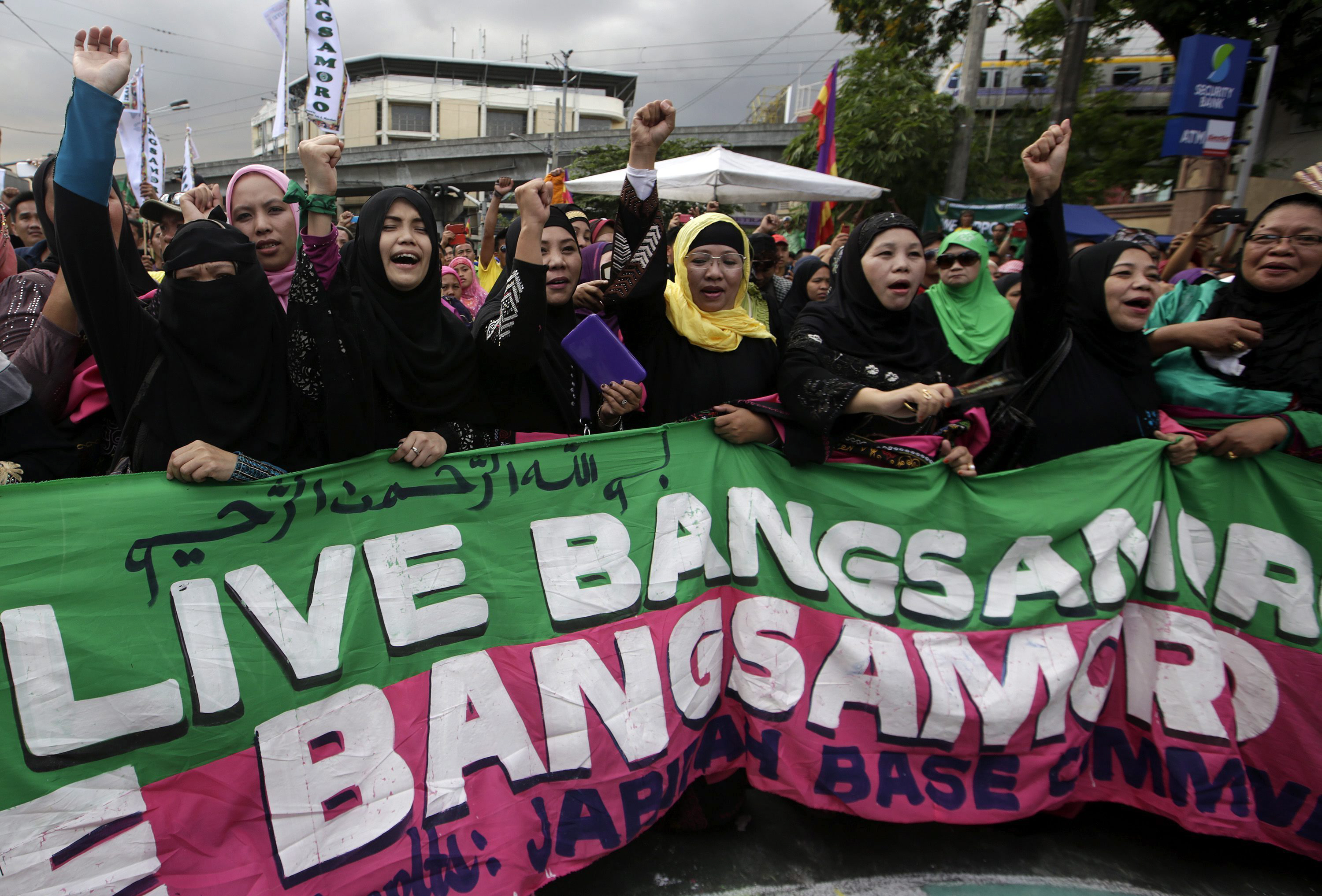 Filipino Muslims shout after hearing the Comprehensive Agreement on the Bangsamoro was signed in Mendiola Bridge, near the Malacanang presidential palace in Manila, the Philippines, 27 March 2014.