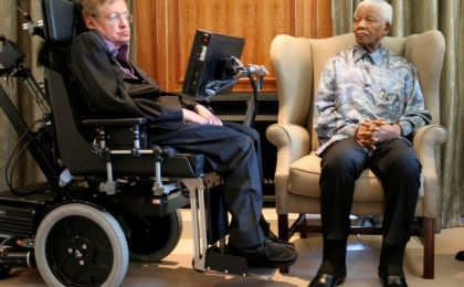 Nelson Mandela (R) meets theoretical physicist Professor Stephen Hawking in Johannesburg, 2008. 