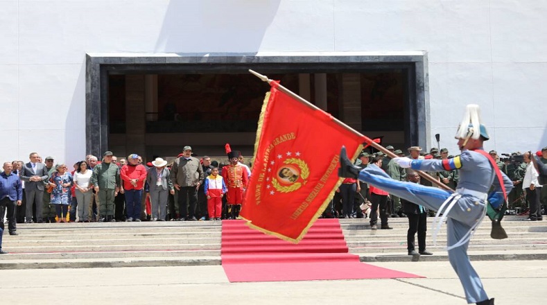 Desde la Academia Militar de Venezuela, en la capital del país inició una caravana con rumbo al Cuartel de la Montaña en homenaje al comandatante Hugo Chávez por los cinco años de su siembra. 