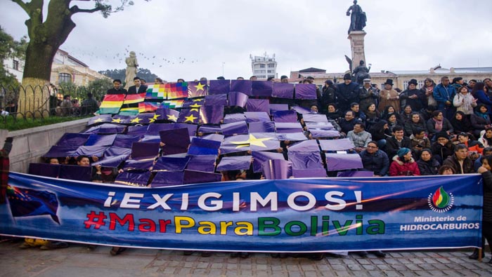 Decenas de bolivianos se reunieron en La Paz (capital) para acompañar la presentación de los alegatos orales por parte de su delegación en La Haya.