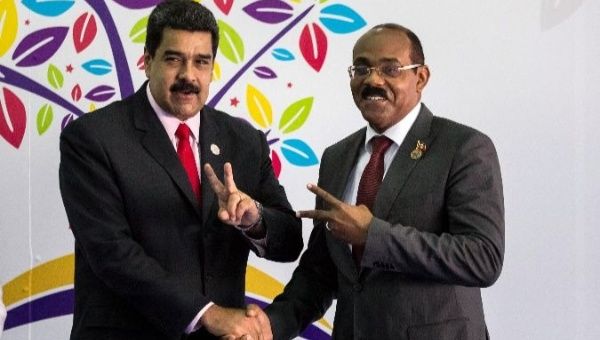 Venezuelan President Nicolas Maduro (L) and Antigua and Barbuda Prime Minister Gaston Browne (R).