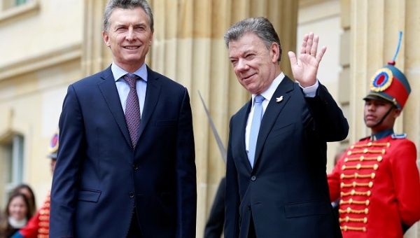  Mauricio Macri and Juan Manuel Santos say they will skip the summit if Peru does not resolve its political crisis.