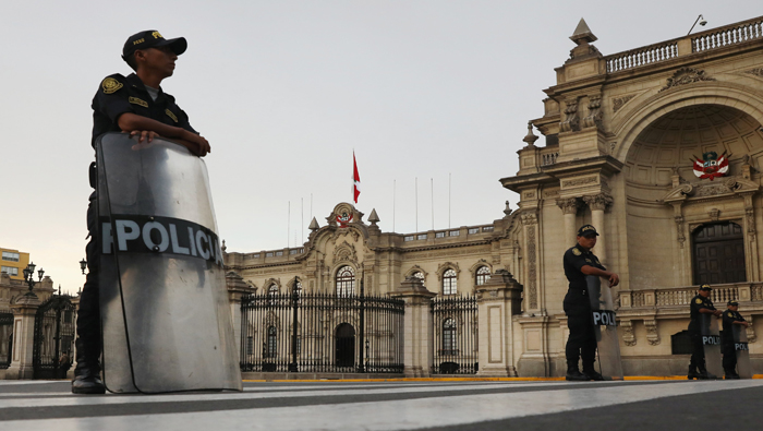 La Policía peruana resguardó el perímetro a las afueras del Palacio de Gobierno, luego de que Pedro Pablo Kuczynski abandonara el recinto.