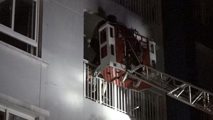Los bomberos requirieron varias horas para rescatar a las personas que quedaron atrapadas en los pisos más altos de los edificios.