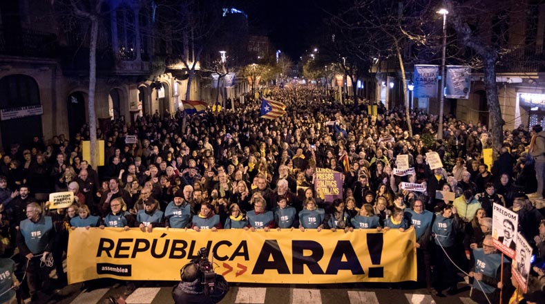 Organizaciones y colectivos convocaron este viernes a una concentración en la Plaza Cataluña en Barcelona (capital), para expresar su desacuerdo con la decisión judicial.