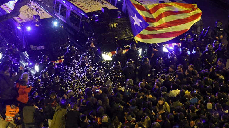 Los manifestantes se trasladaron hacia las inmediaciones de la Delegación del gobierno de Barcelona con pancartas y banderas independentistas.